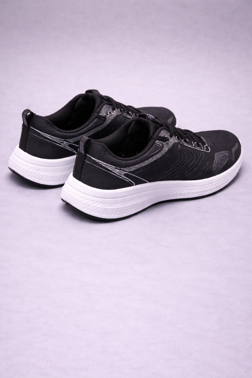 Skecchers: Boys Black White