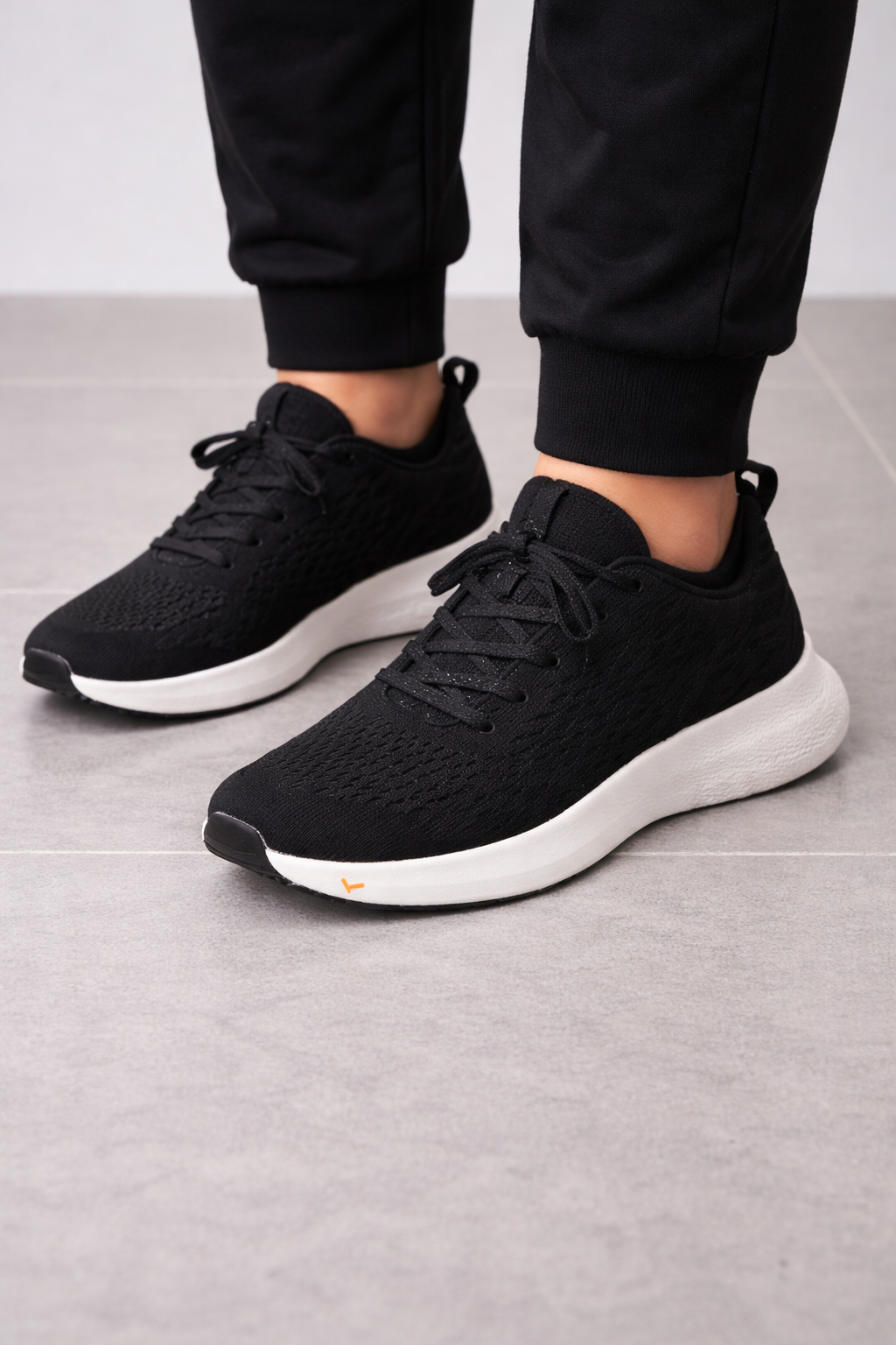 Xtep: Black with grey wavy pattern