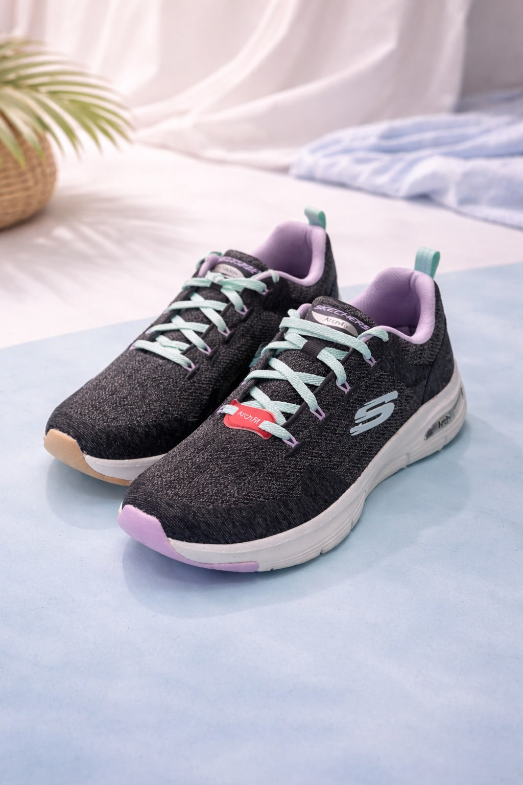 Skechers: Black-neon sky