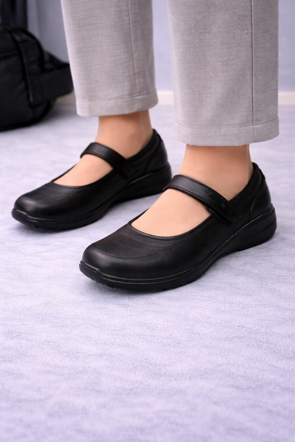 Skechers: Girls black sandals