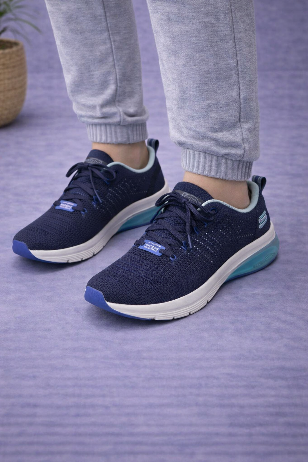 Skechers: Hot navy blue
