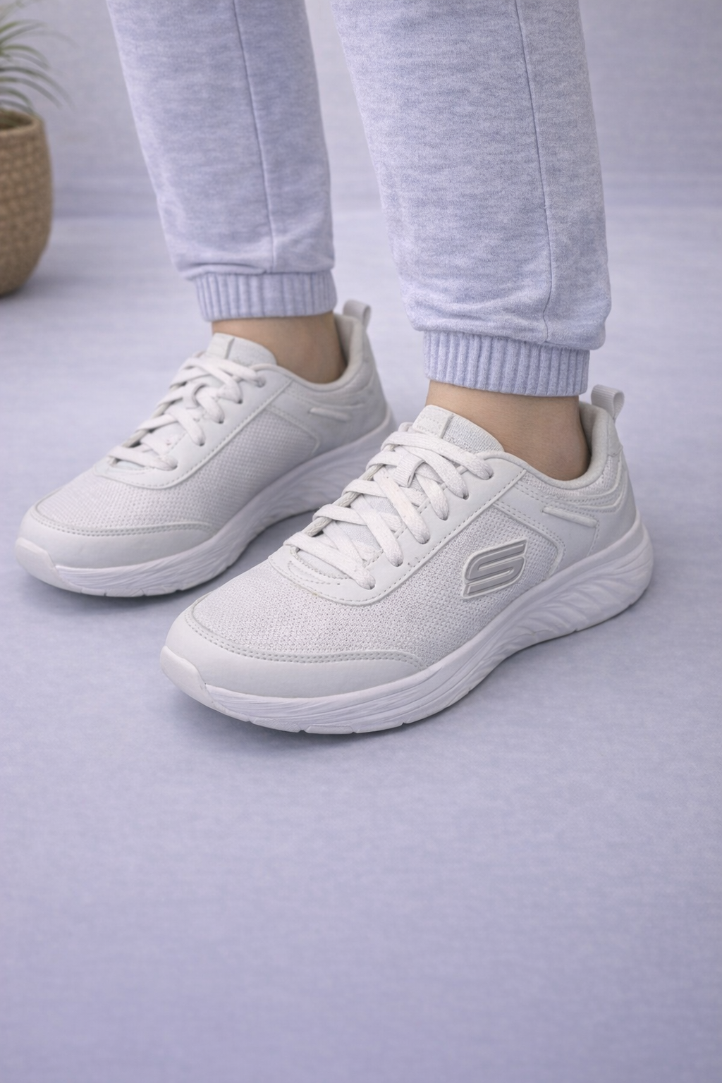 Skechers: Boys hot white