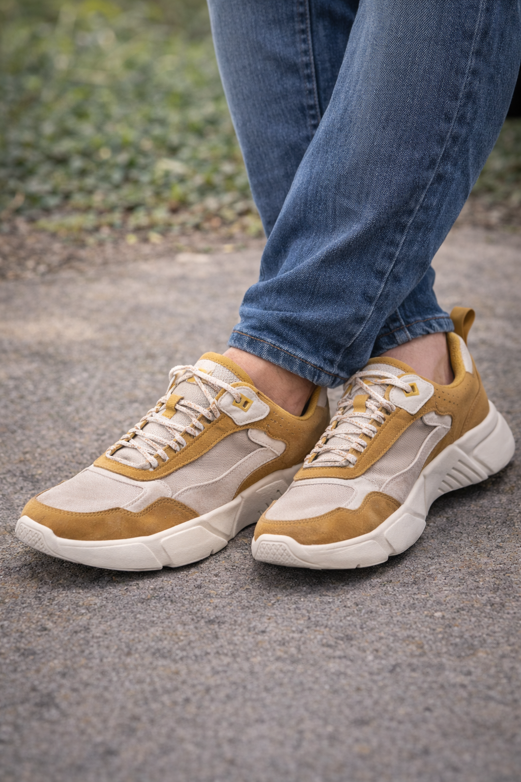 Skechers: Mustard white