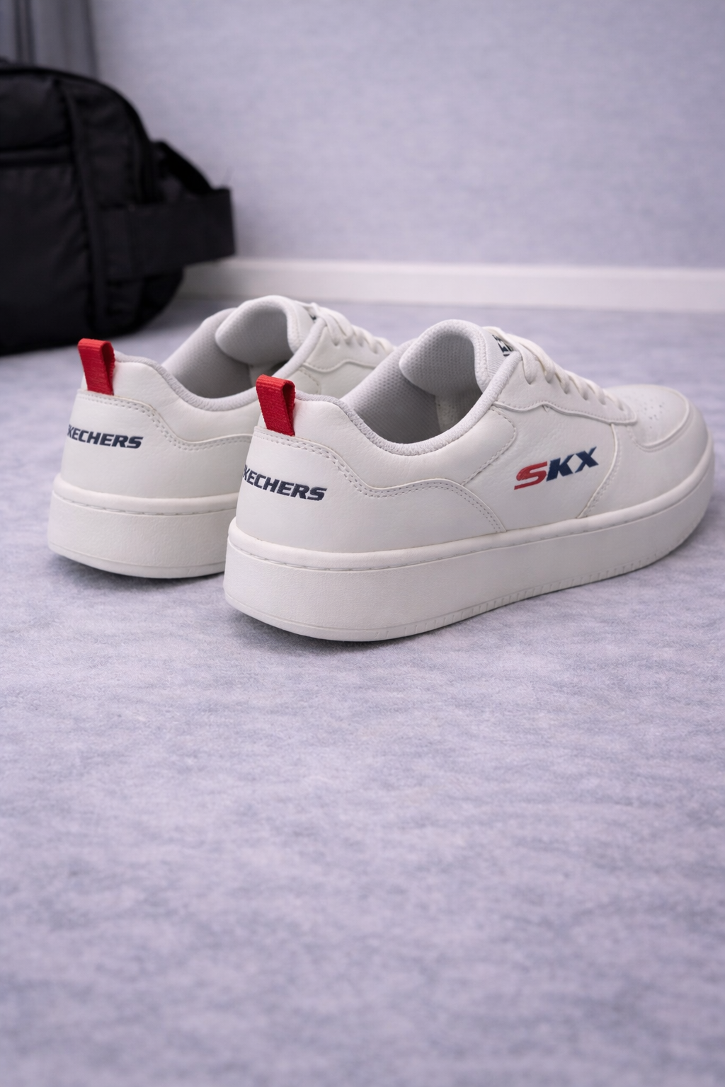 Skechers: Boys bright white