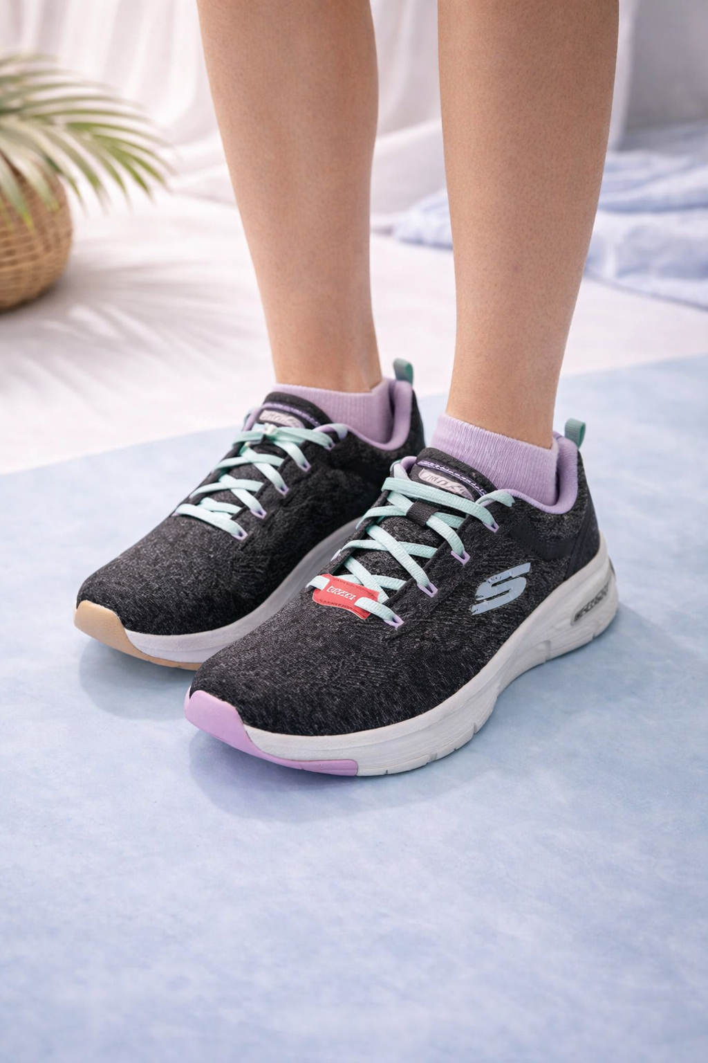 Skechers: Black-neon sky