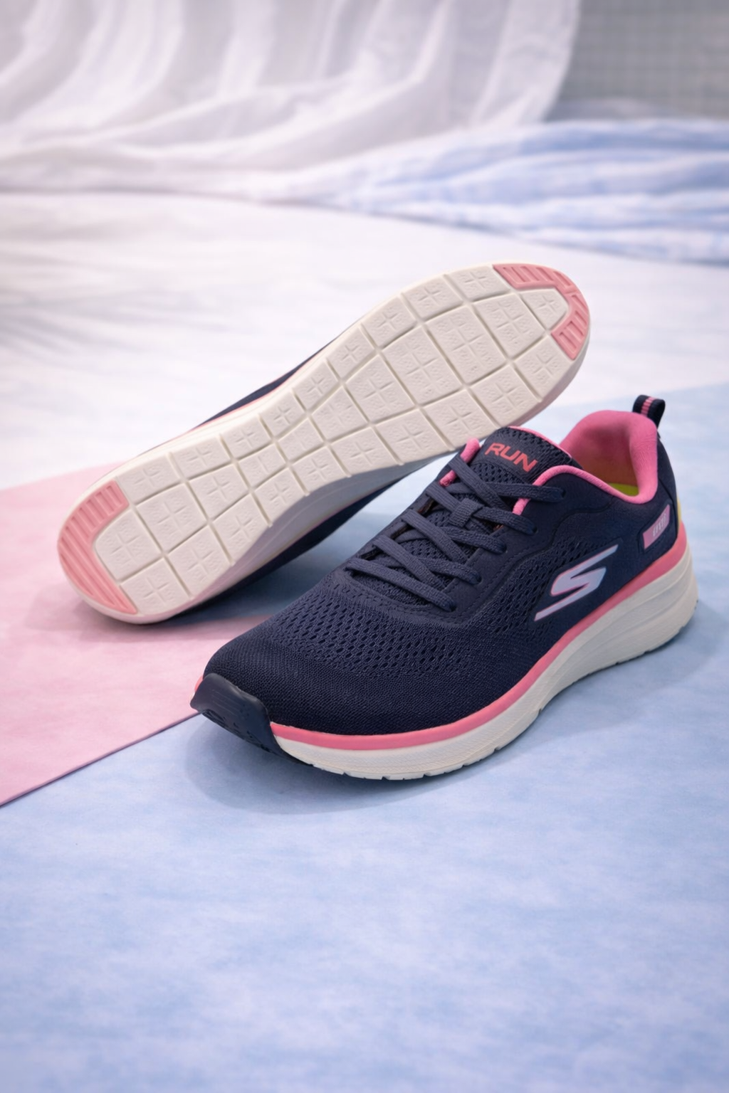 Skechers: Hot blue-pink