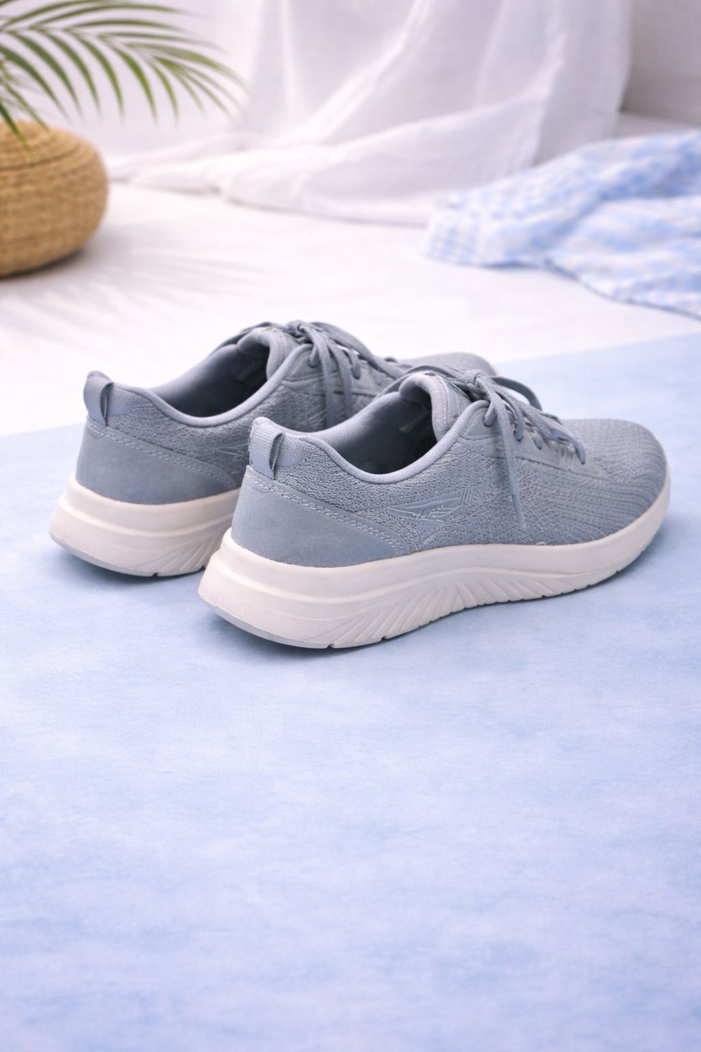 Skechers: Gray sneakers
