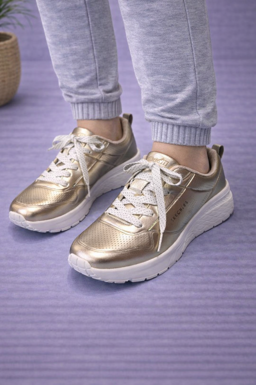 Skechers: Girls bronze