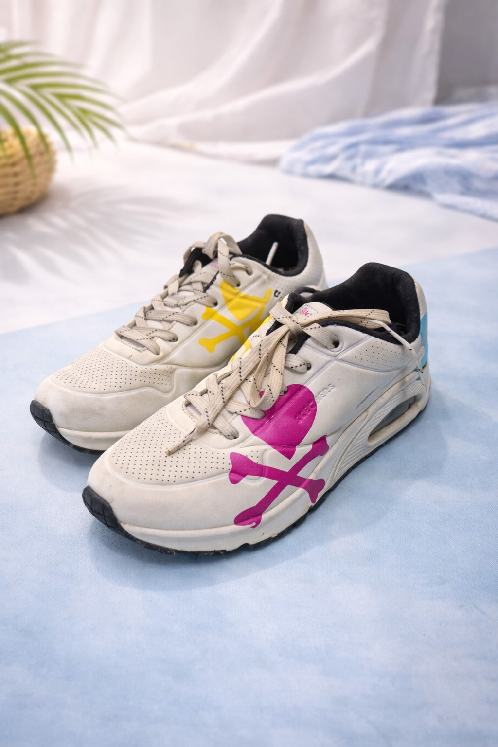 Skechers: Warning white