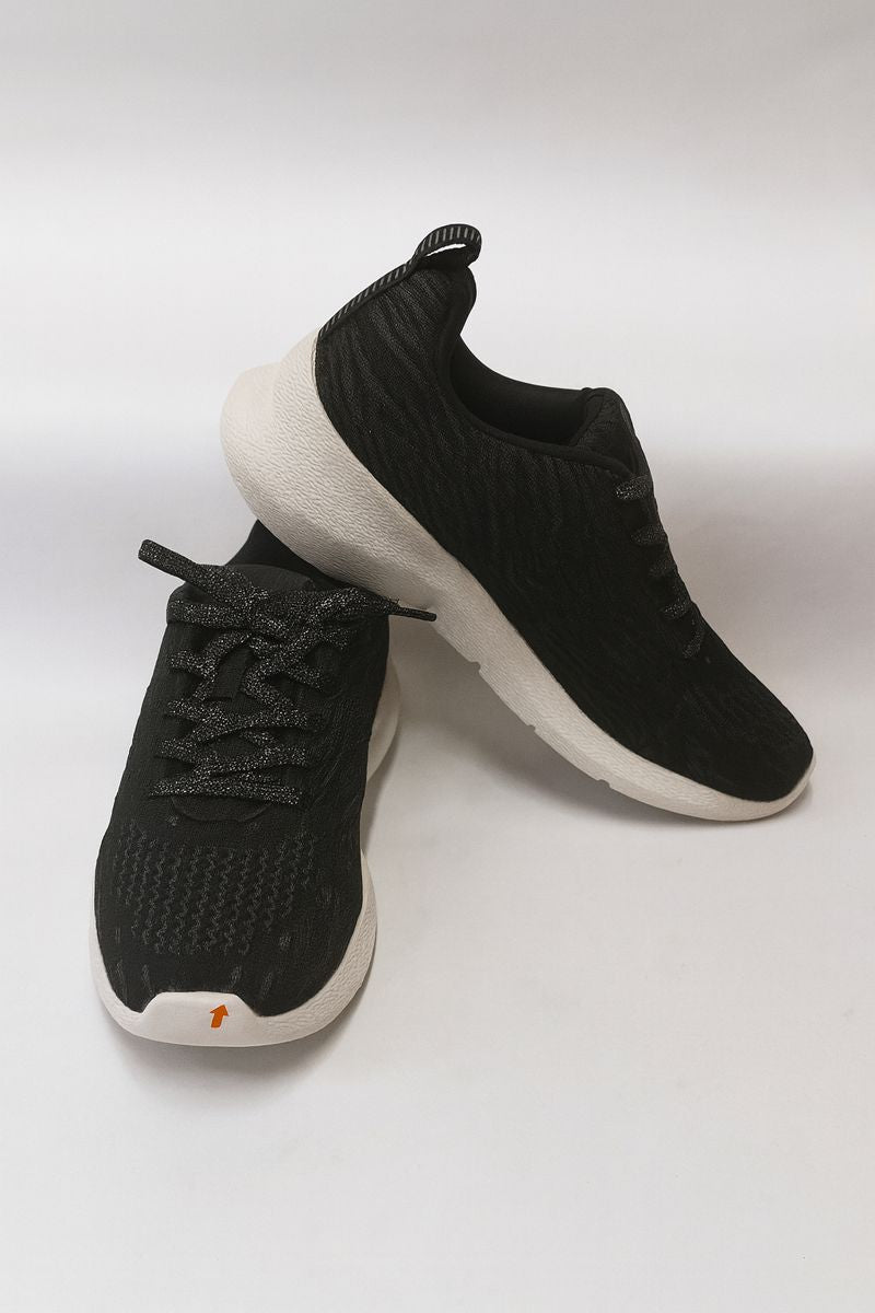 Xtep: Black with grey wavy pattern