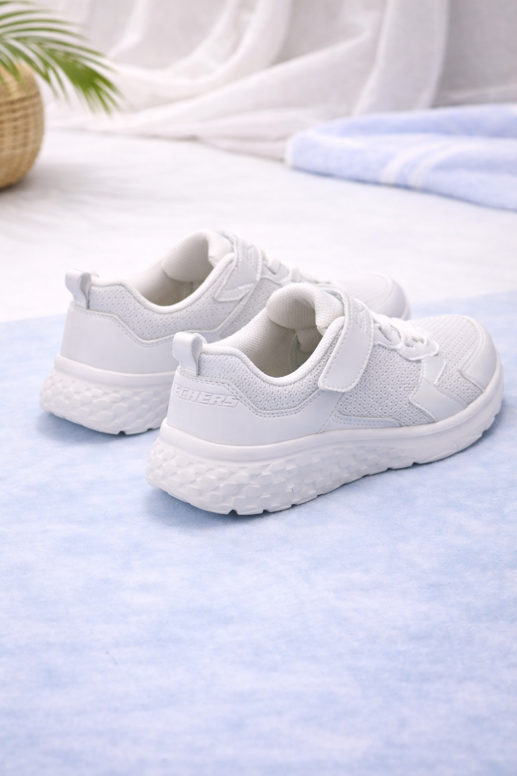 Skechers: Boys white classy