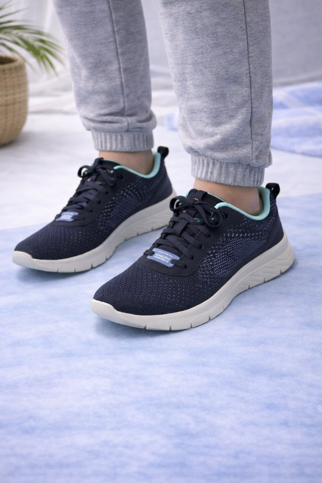 Skechers: Neon black