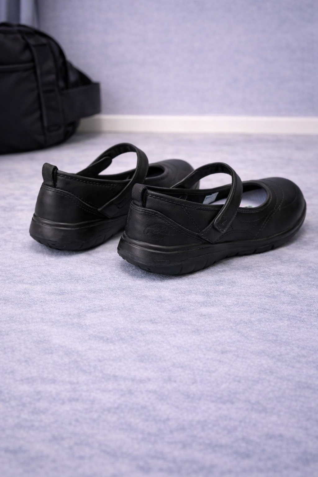 Skechers: Girls black sandals