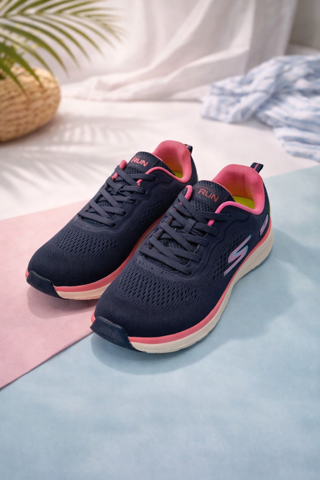 Skechers: Hot blue-pink
