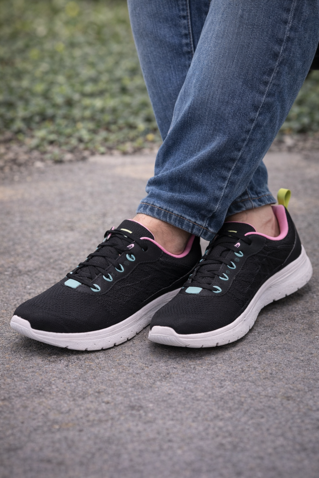 Skechers: Naughty black