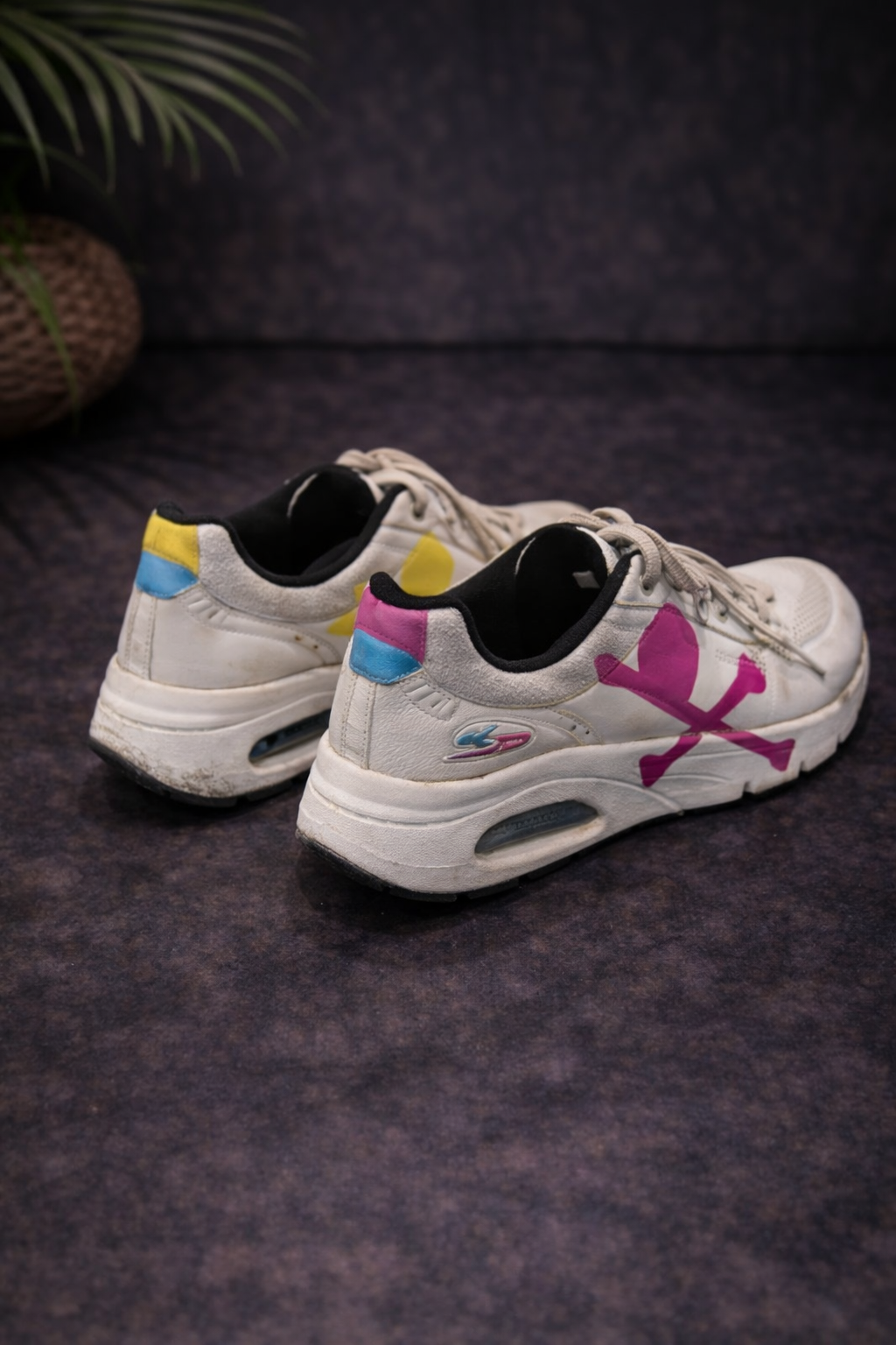 Skechers: Warning white