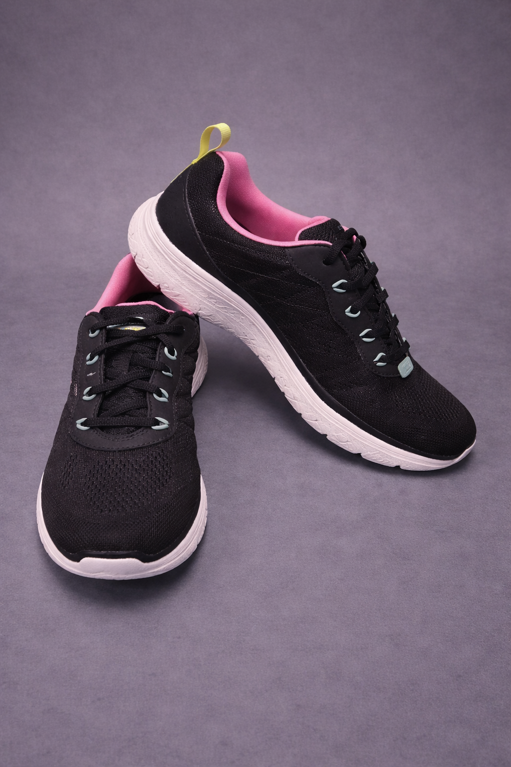 Skechers: Naughty black