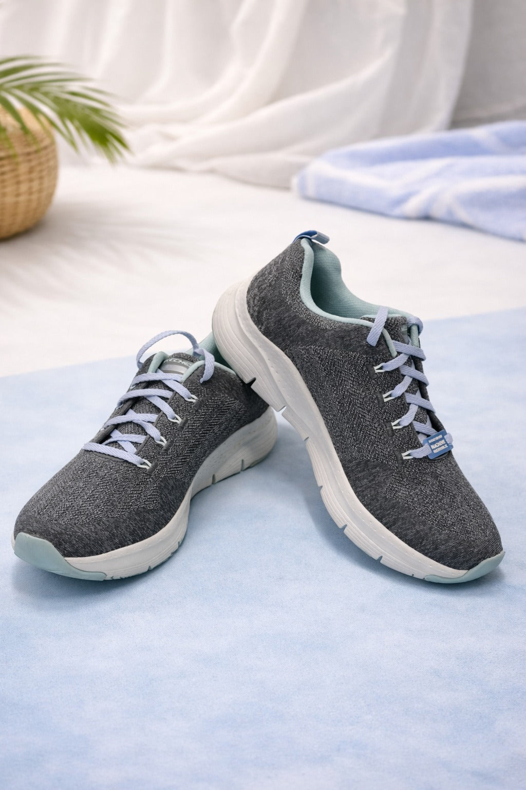 Skechers: Gray-black