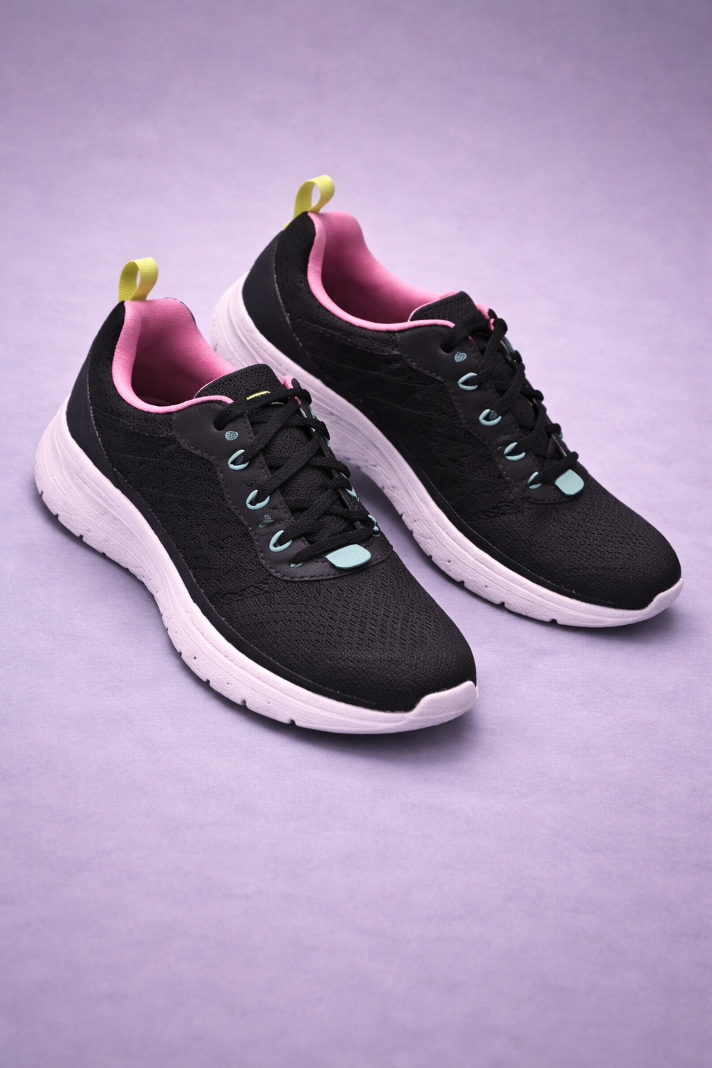 Skechers: Naughty black