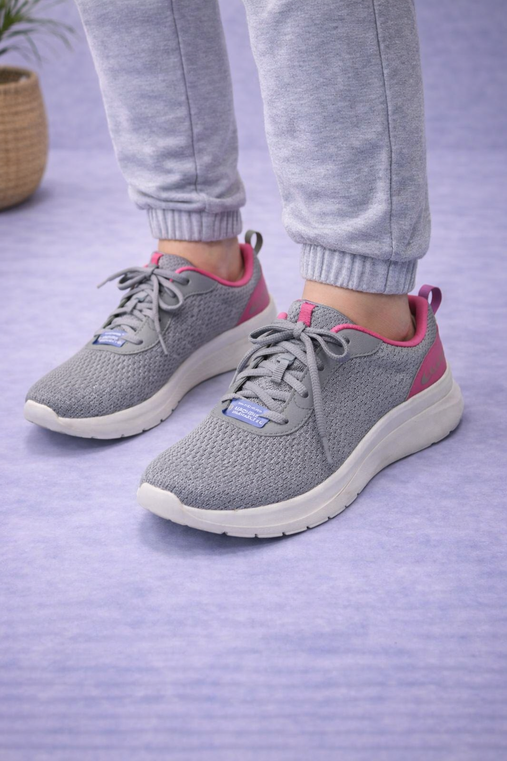 Skechers: Hot gray-pink
