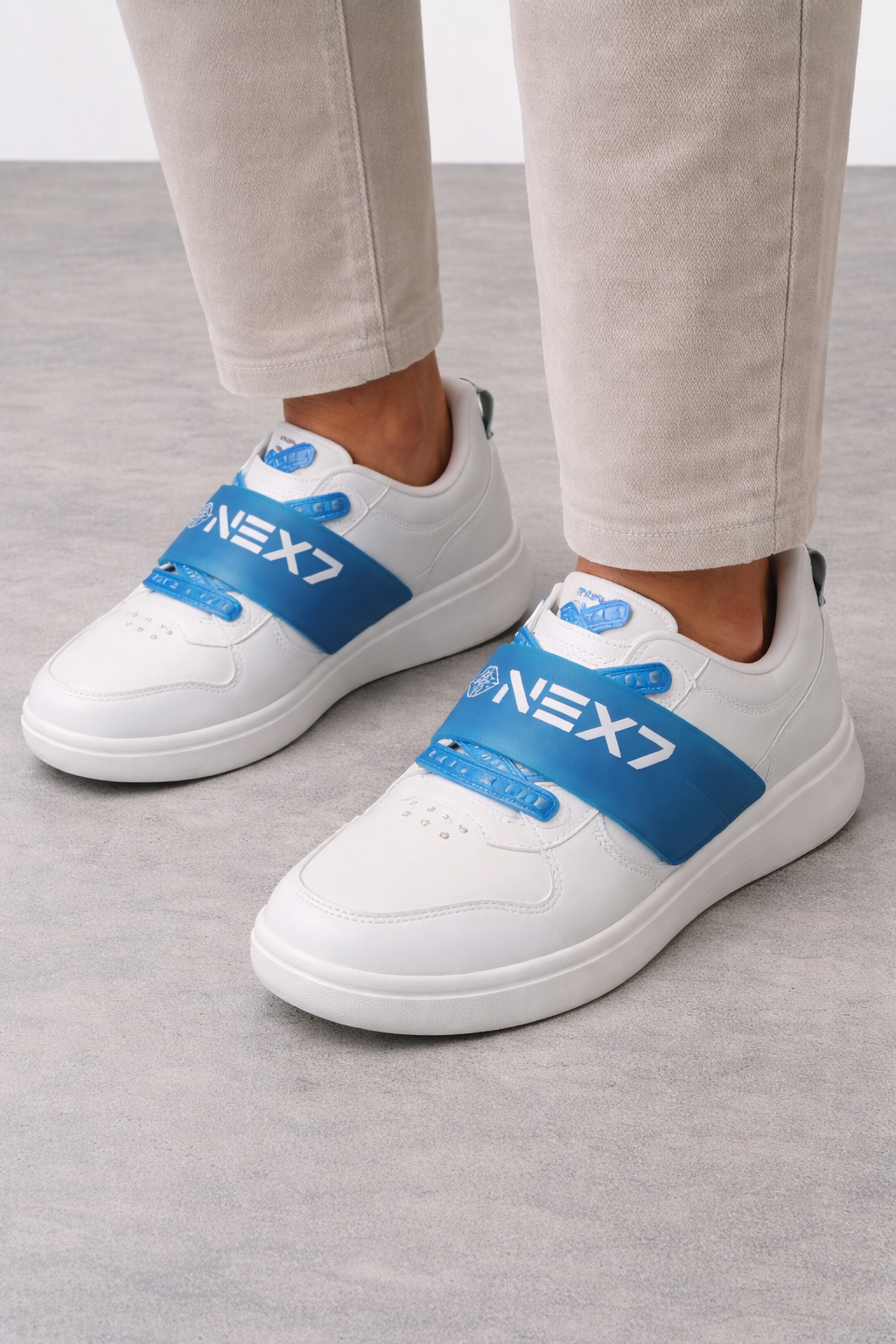 Xtep: White and sky
