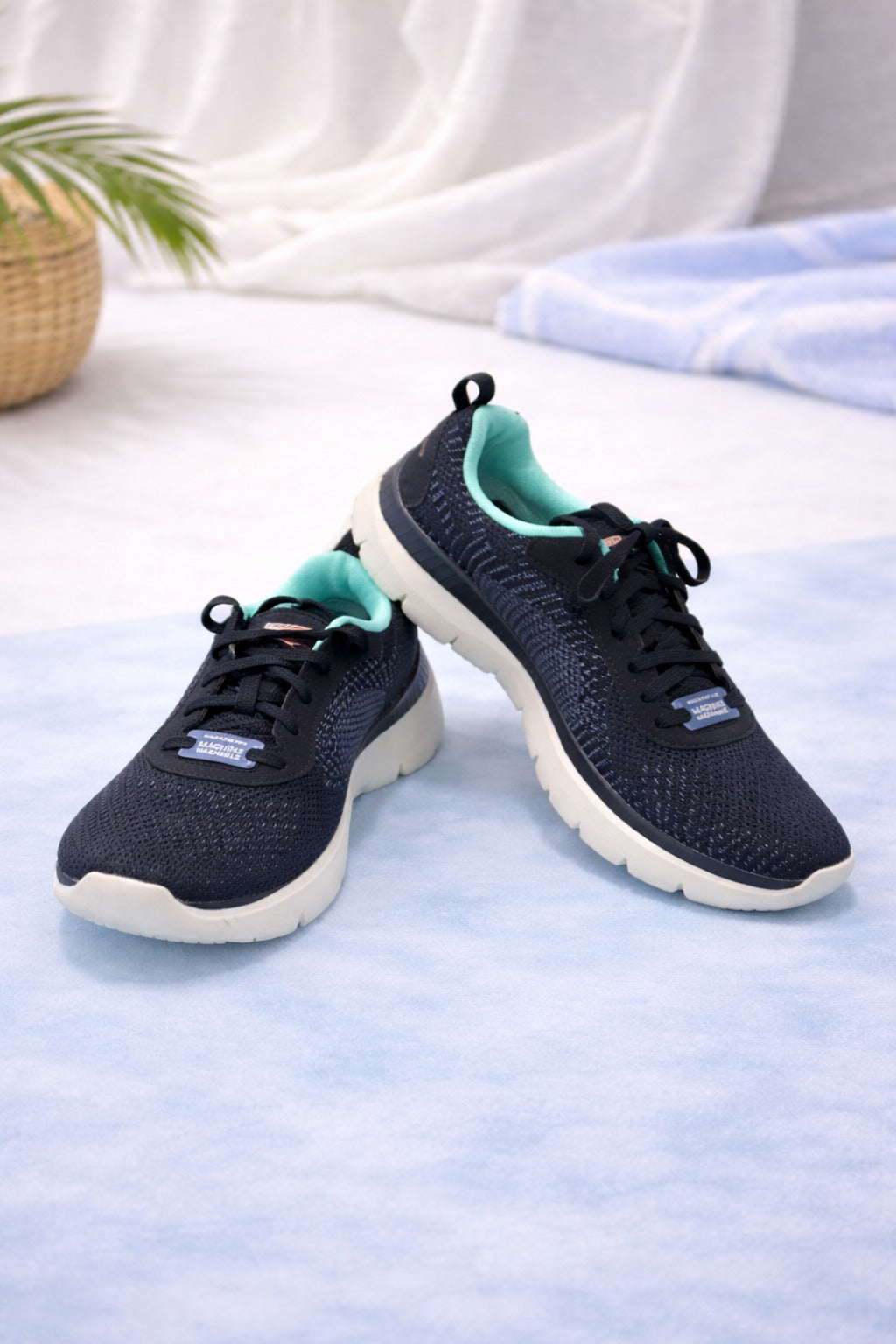 Skechers: Neon black