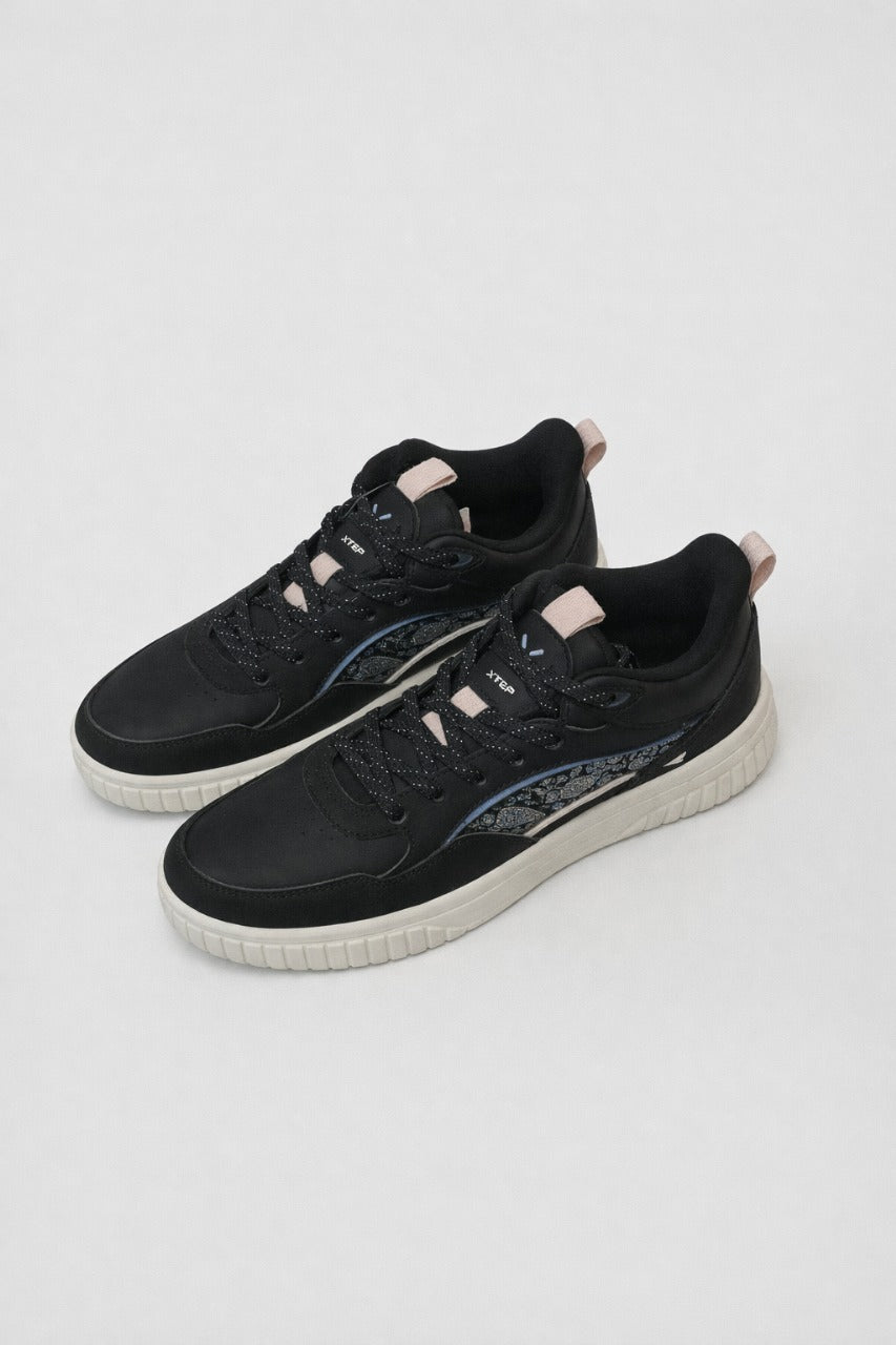 Xtep: Black with shades