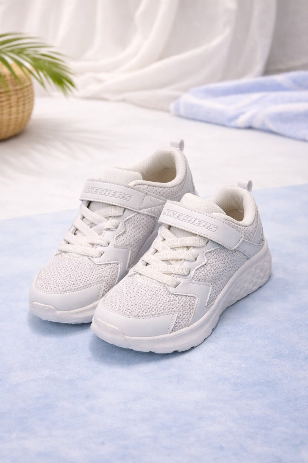 Skechers: Boys white classy