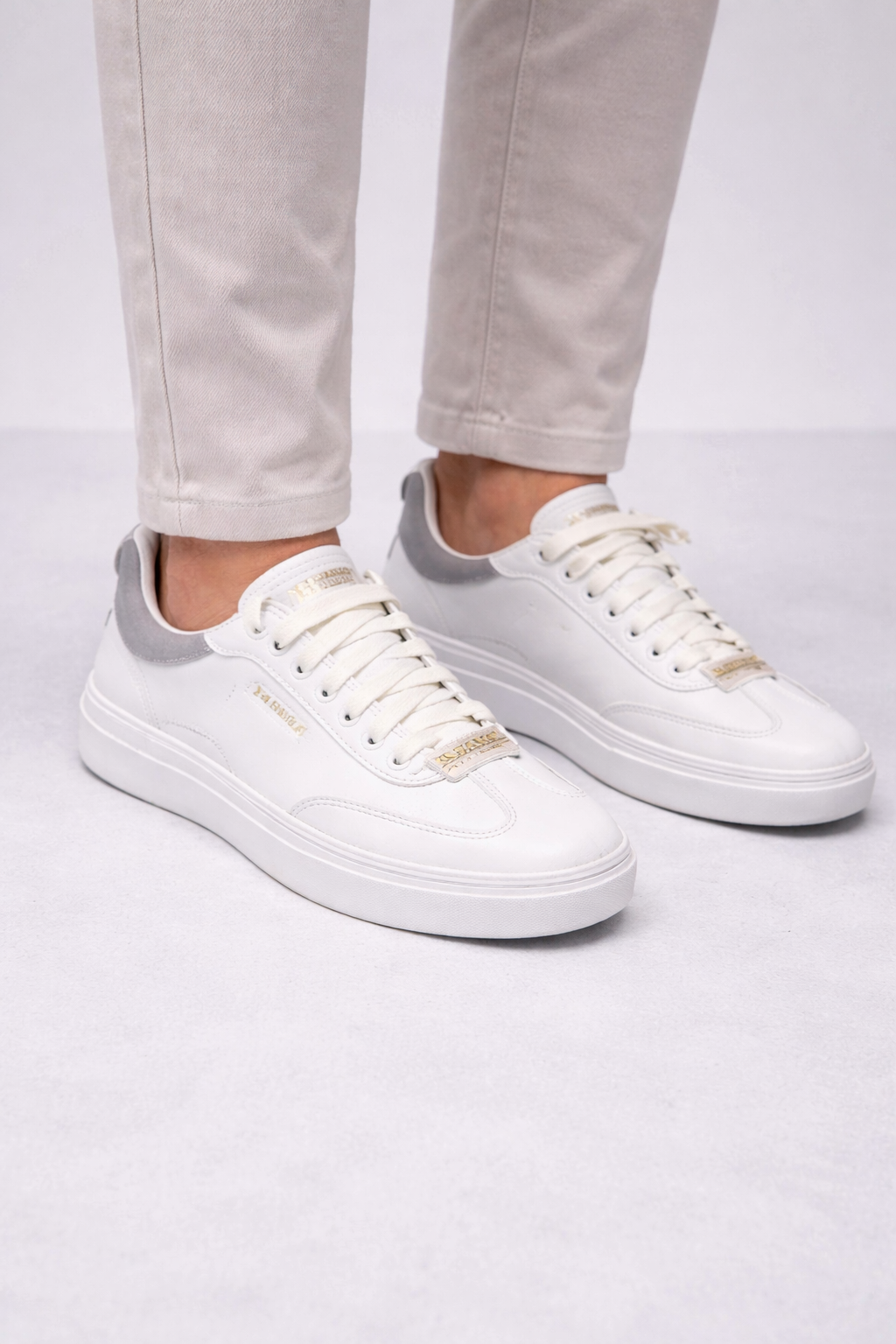 Skechers: Pale white