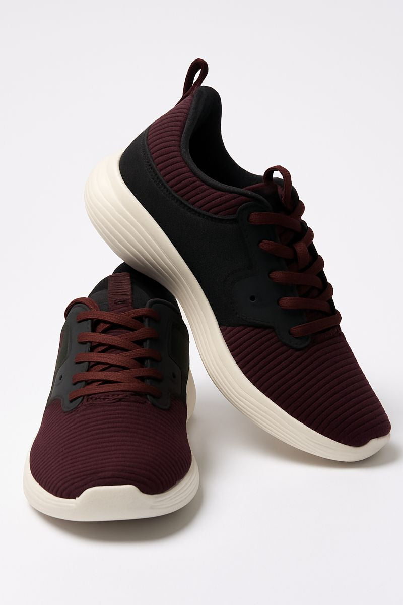 Xtep: Burgundy black