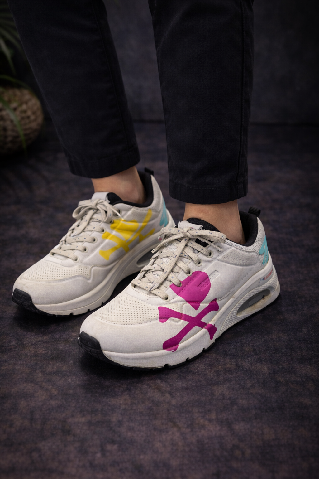 Skechers: Warning white