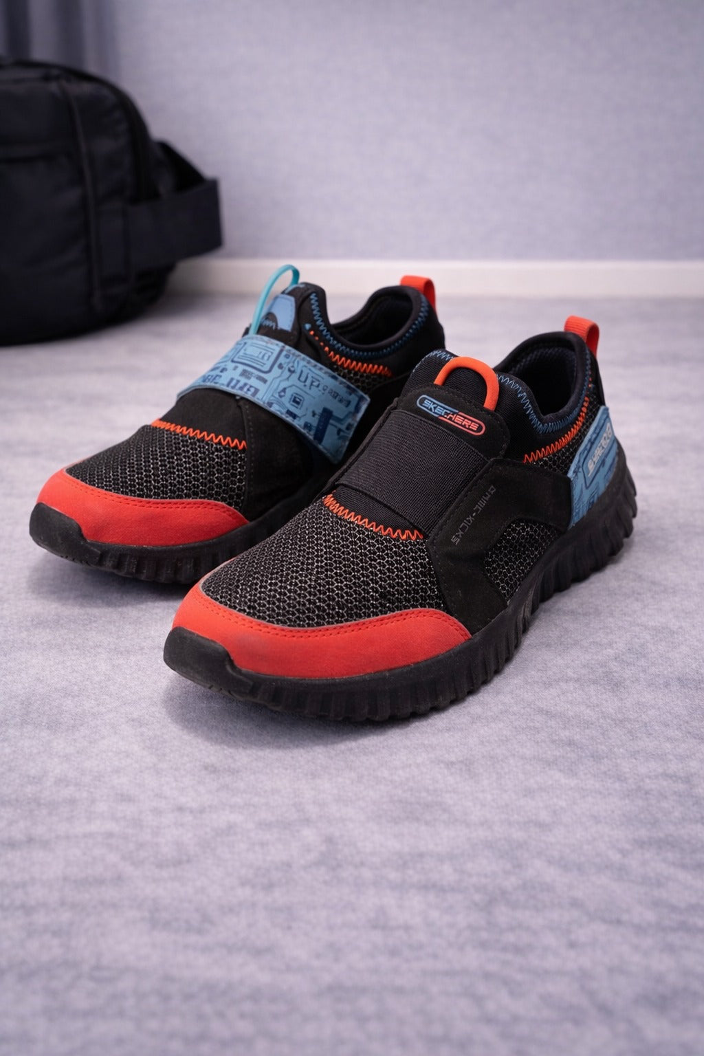 Skechers: Boys Black-red