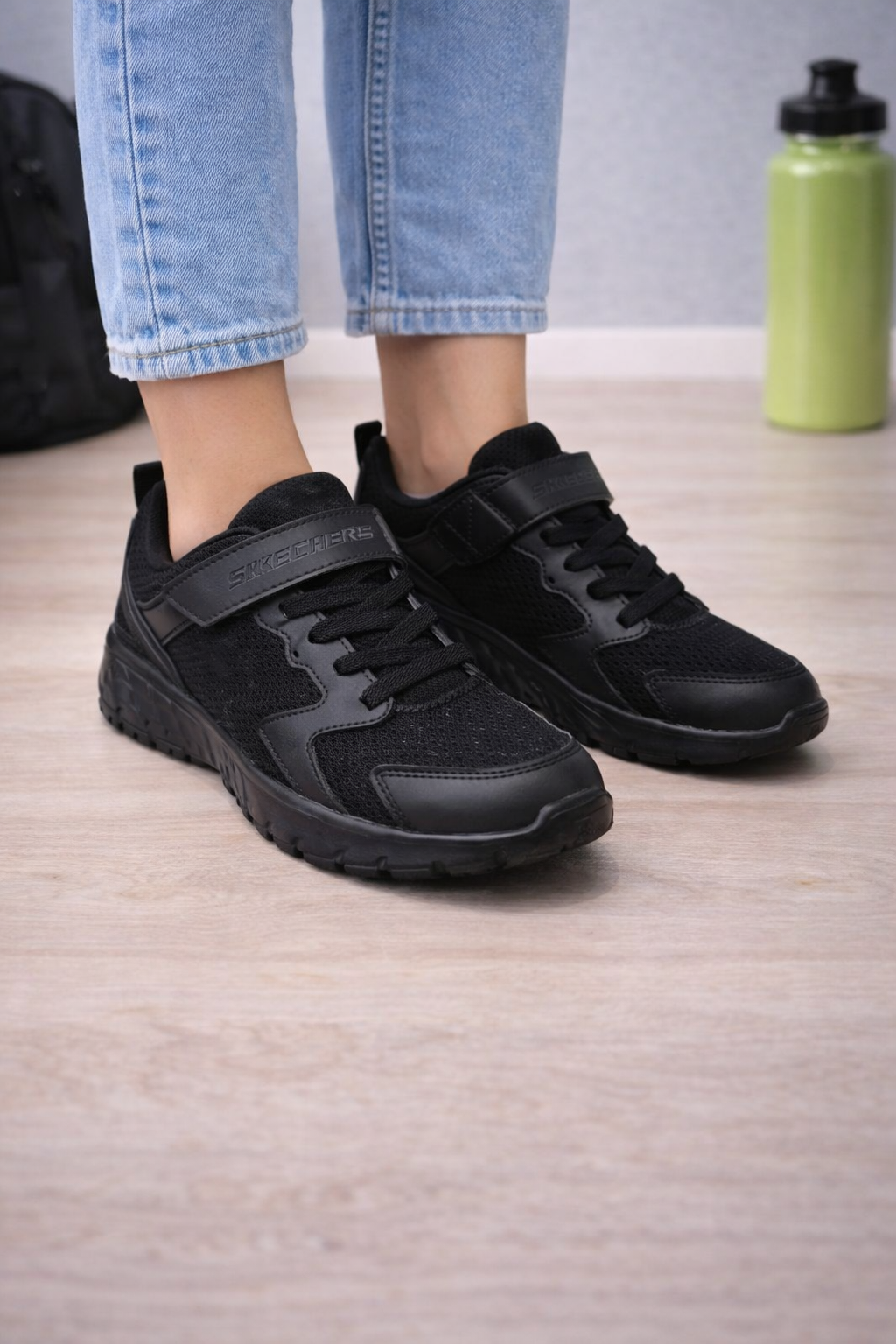Skechers: Boys matte black