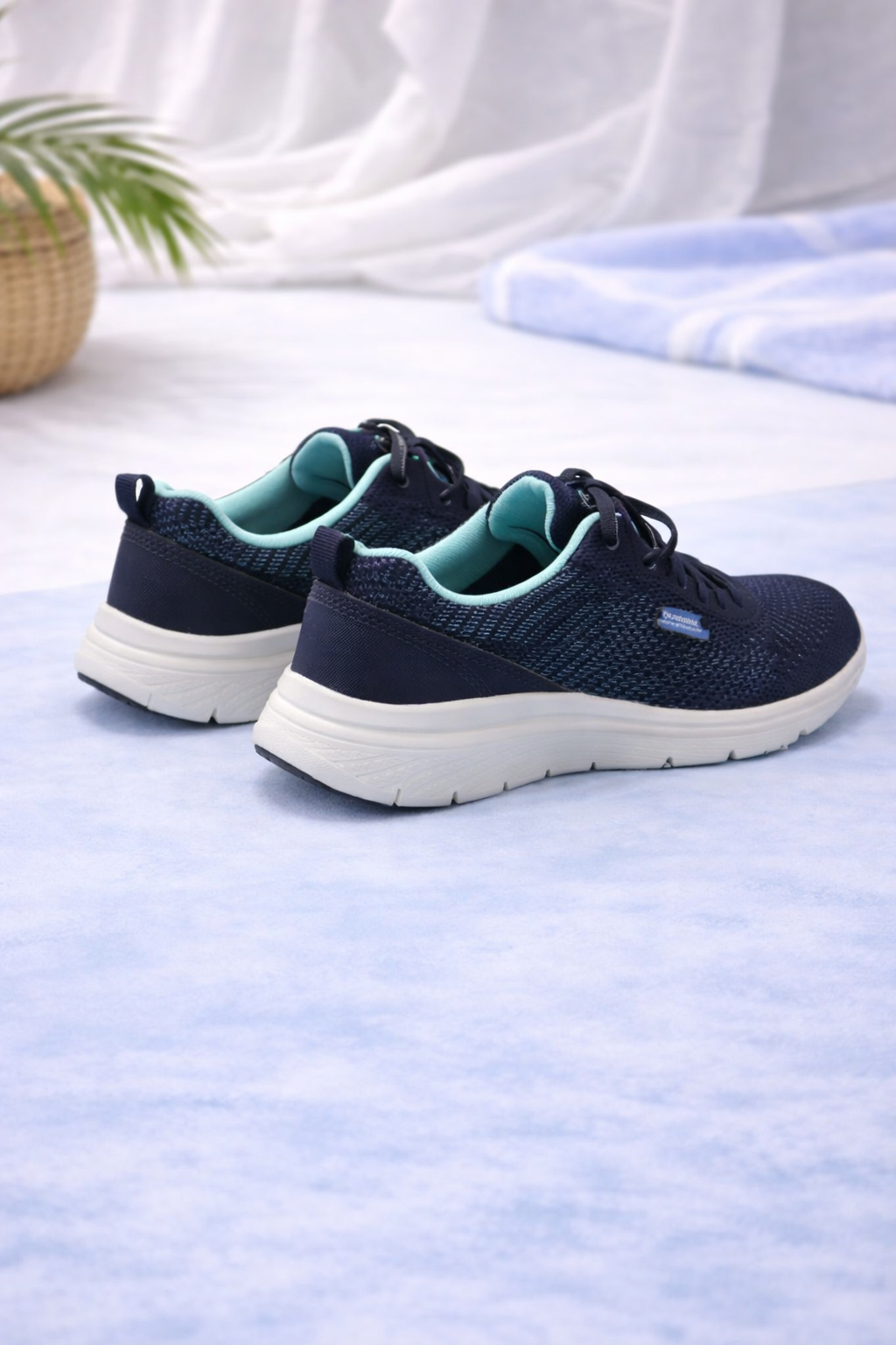 Skechers: Neon black