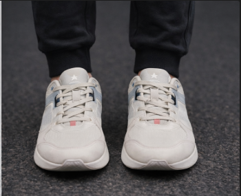 Xtep: White with colour bg