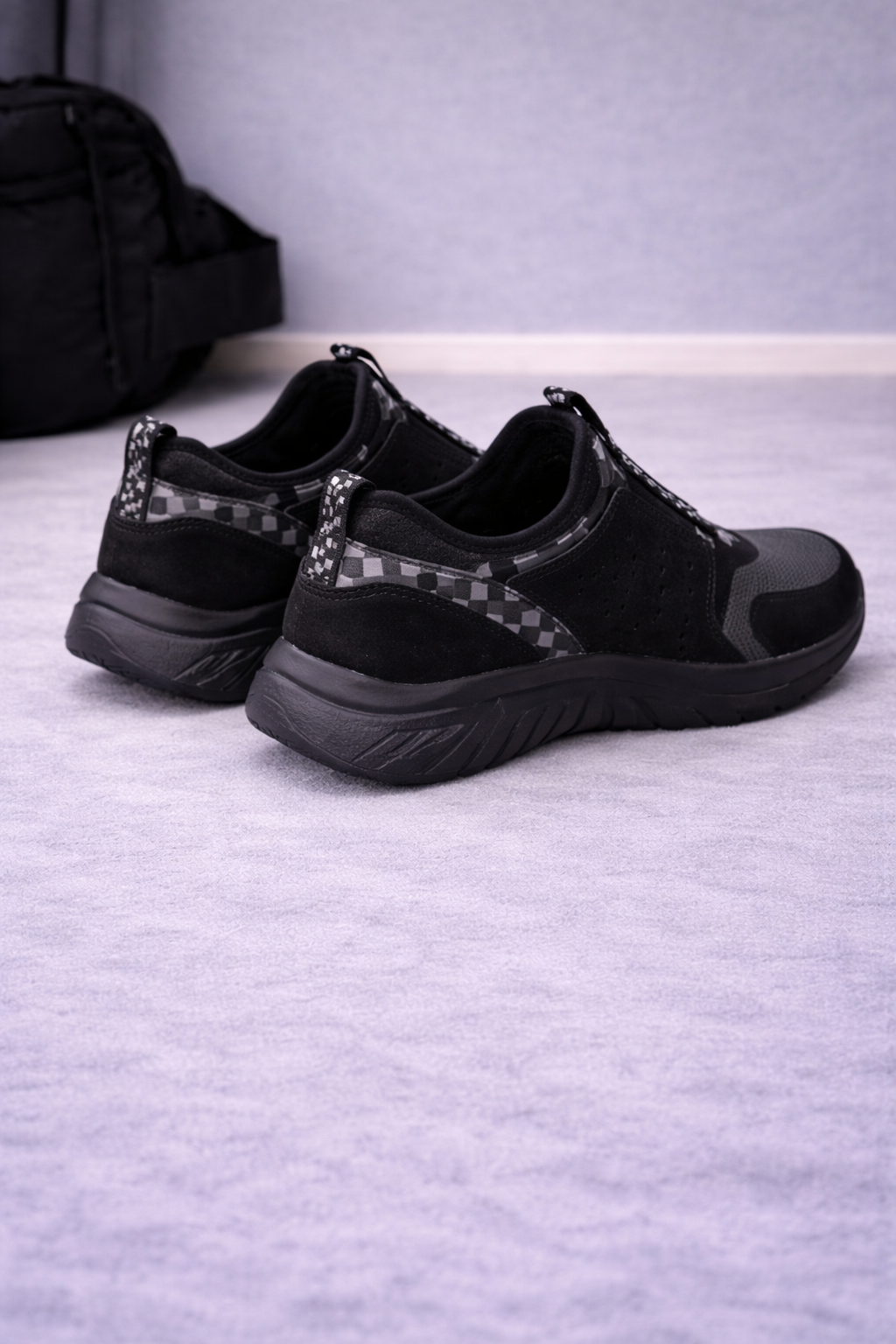 Skechers: Boys black-grey