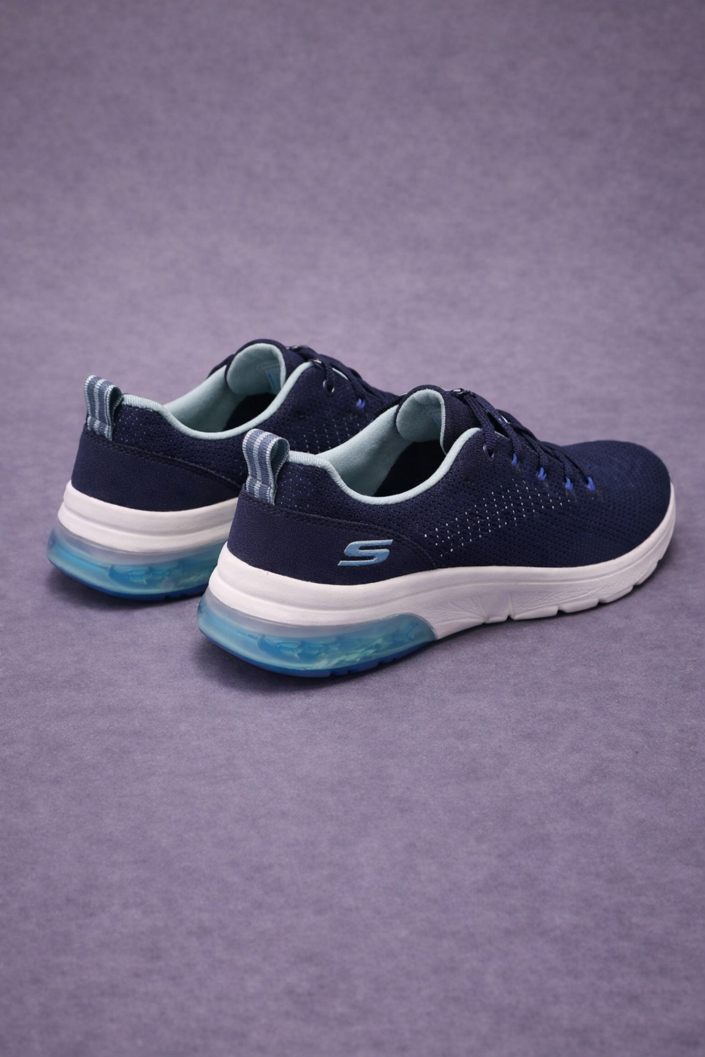 Skechers: Hot navy blue