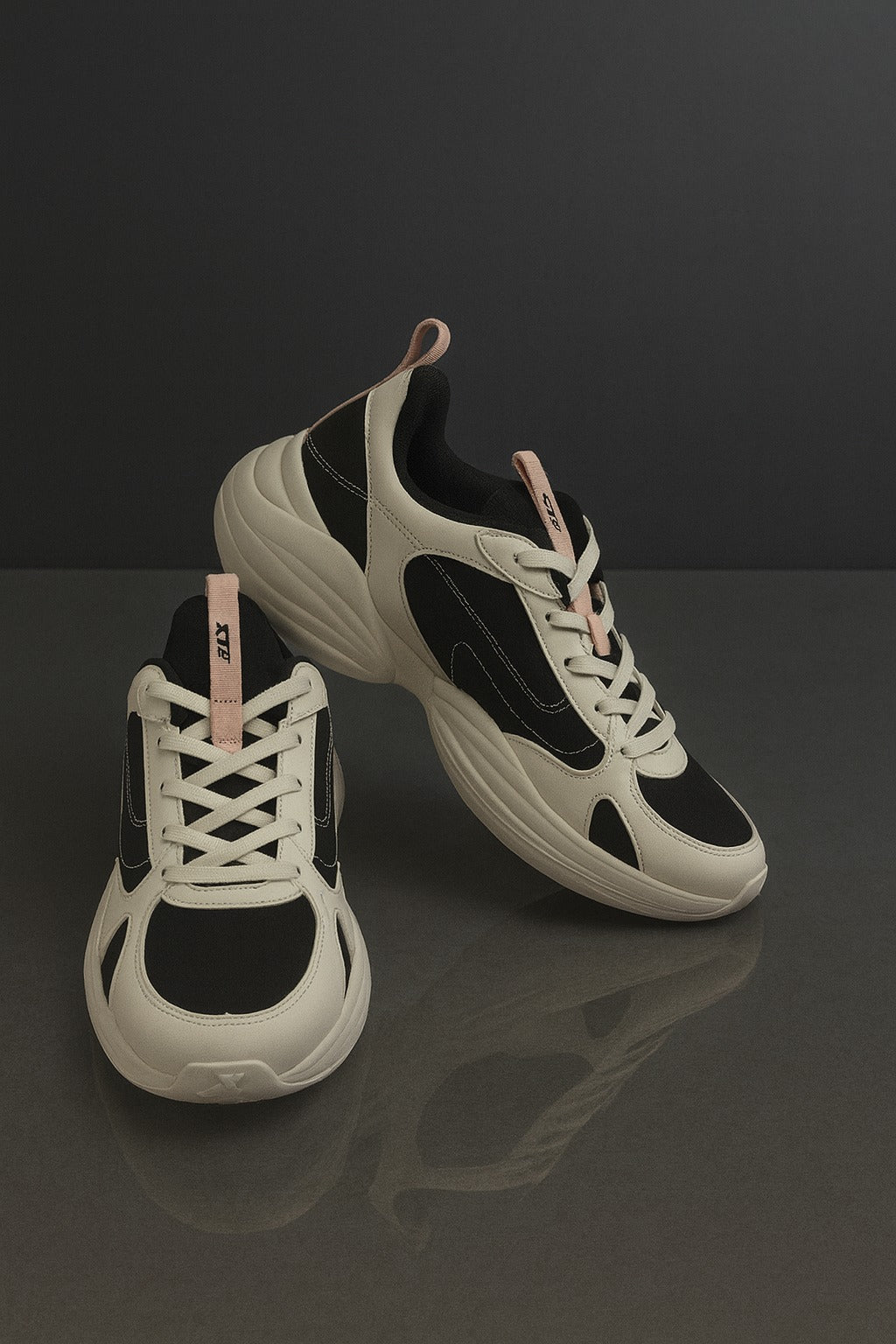 Xtep : Black on white