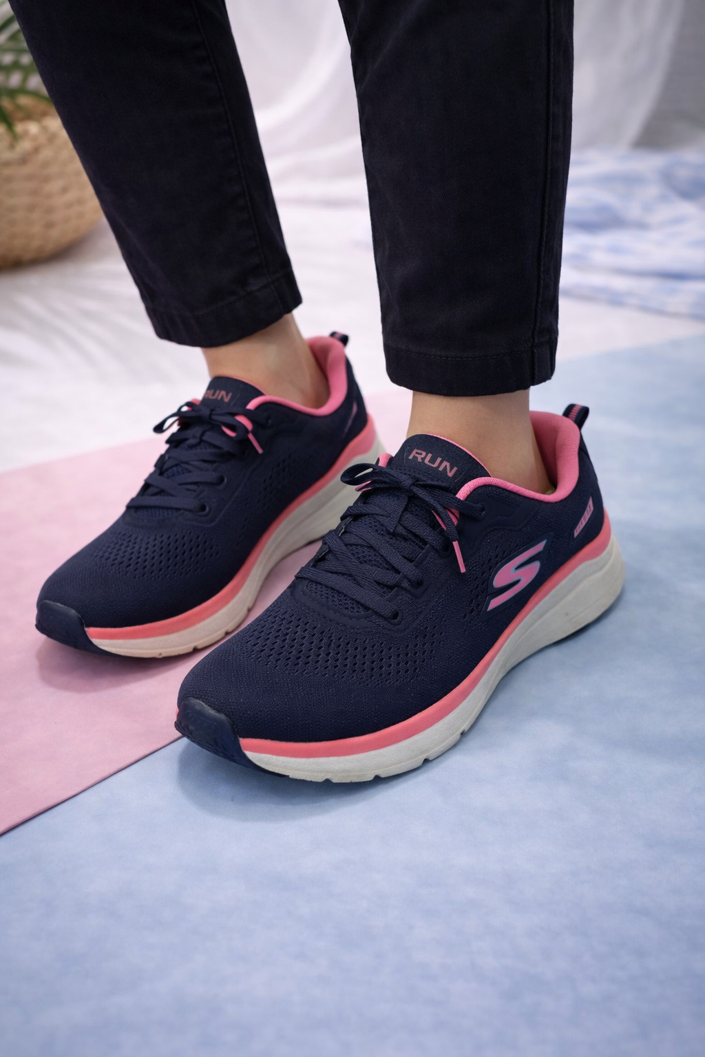 Skechers: Hot blue-pink