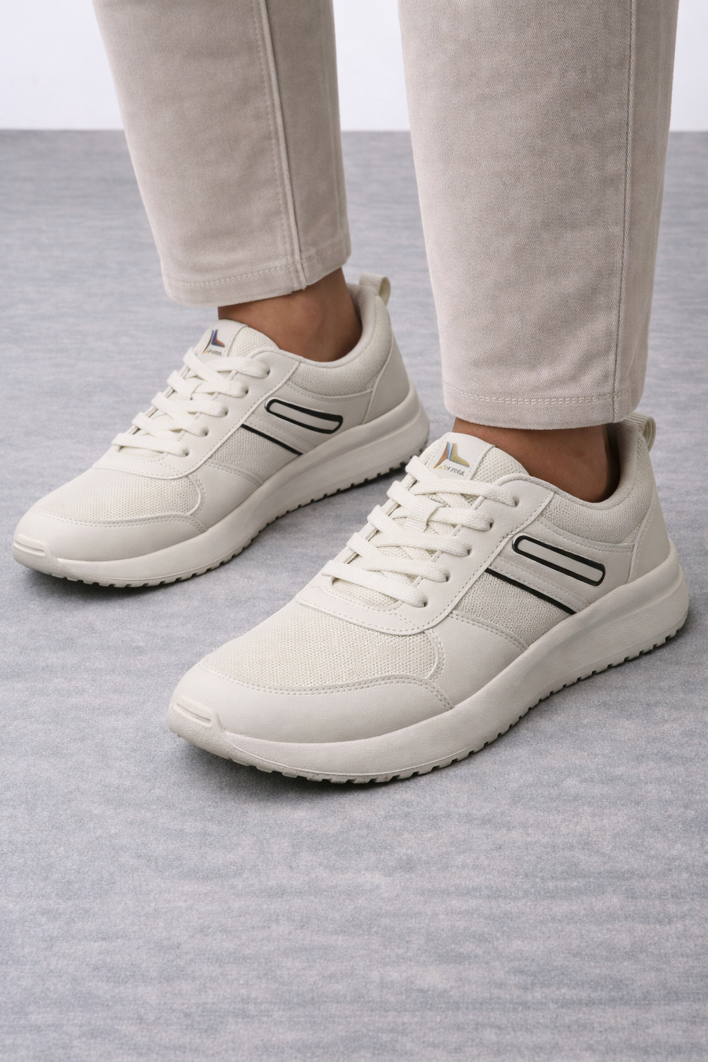 Xtep: golden white