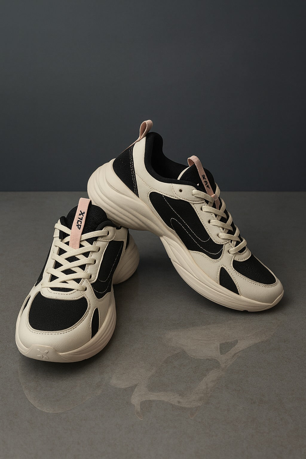 Xtep: White and black