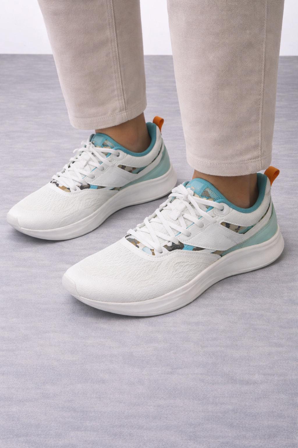 Xtep: White with mint green