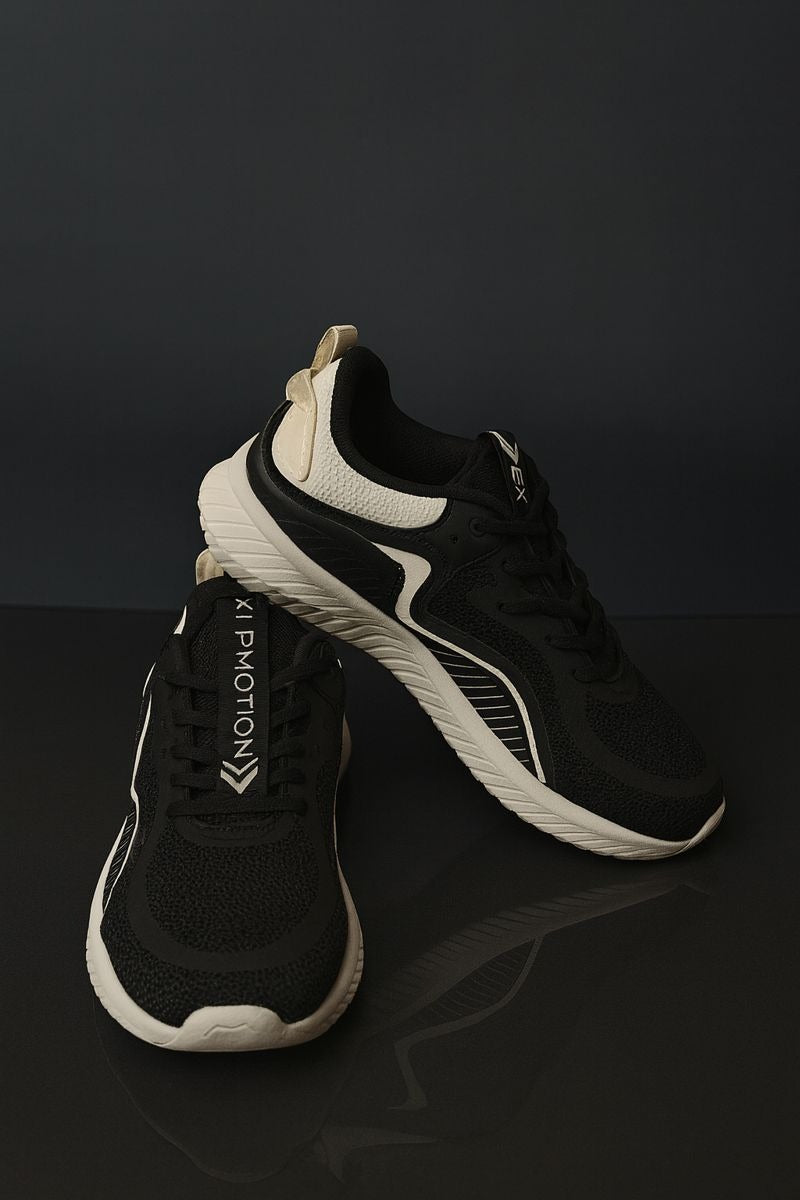 Xtep: Black with white wavy pattern