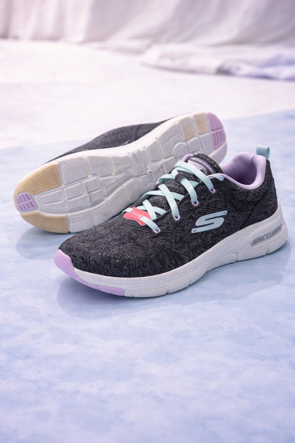 Skechers: Black-neon sky