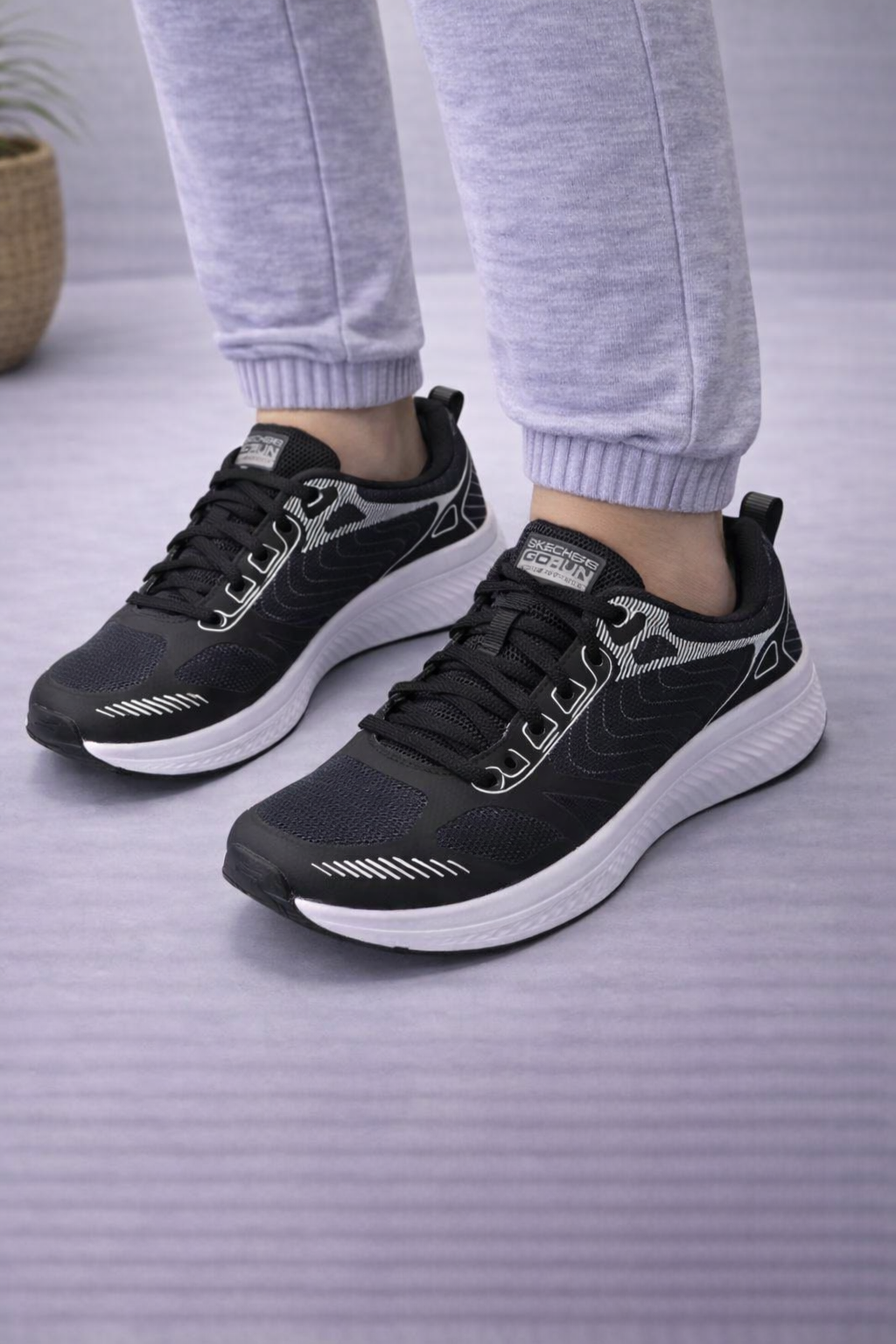 Skecchers: Boys Black White