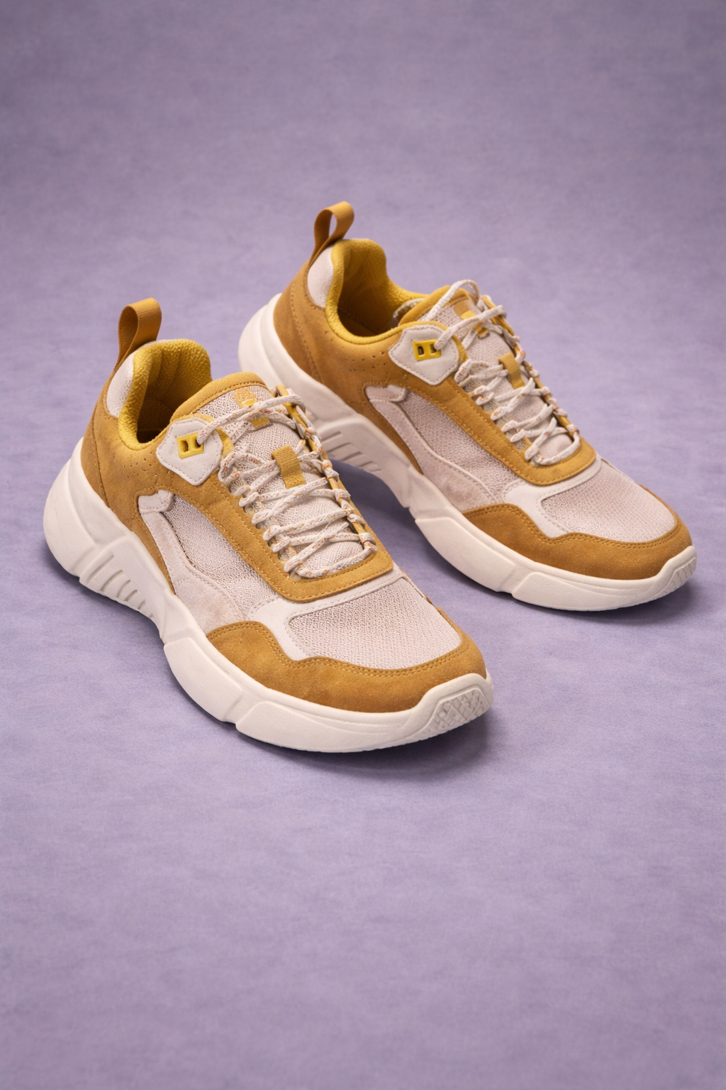 Skechers: Mustard white