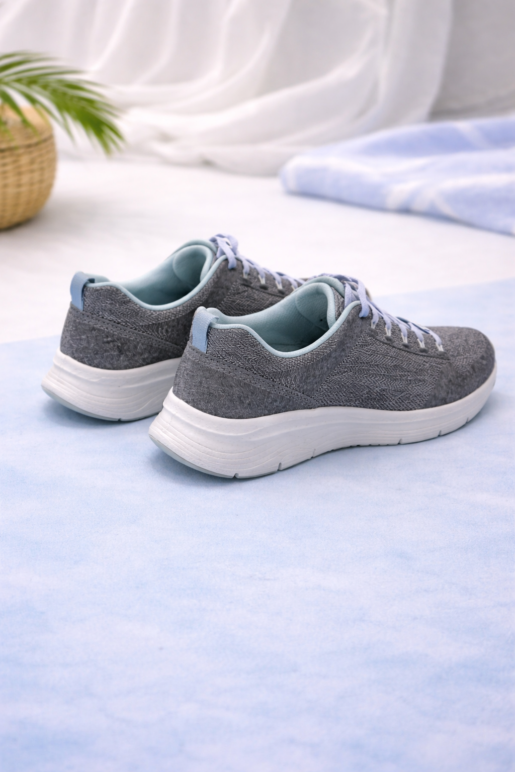 Skechers: Gray-black